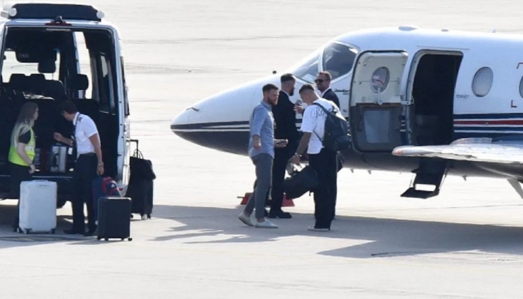 图片报:曼联引援主管维维尔陪同塞斯科出发,最早周五晚上官宣