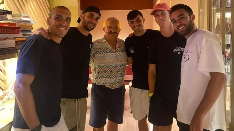 每体:伊尼戈早上去体育城与巴萨队友告别,并与最亲近的队友聚餐