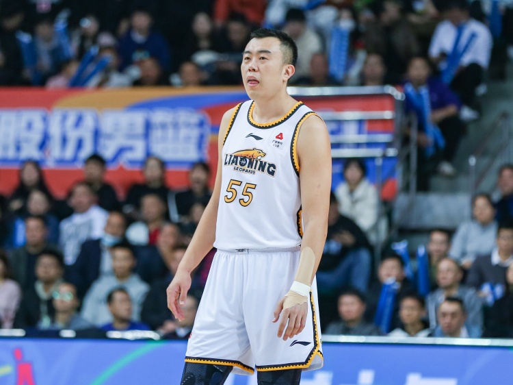 上季季后赛出局后动情落泪 韩德君:该陪陪家庭&孩子&老爸老妈了