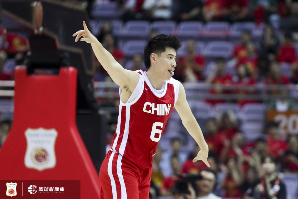 媒体人:中国男篮没有绝对的核心球星 但几乎每场都有人能站出来